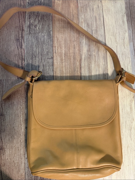 Coach Handbags - Vintage 90’s Coach Whitney Leather Bag in chamois